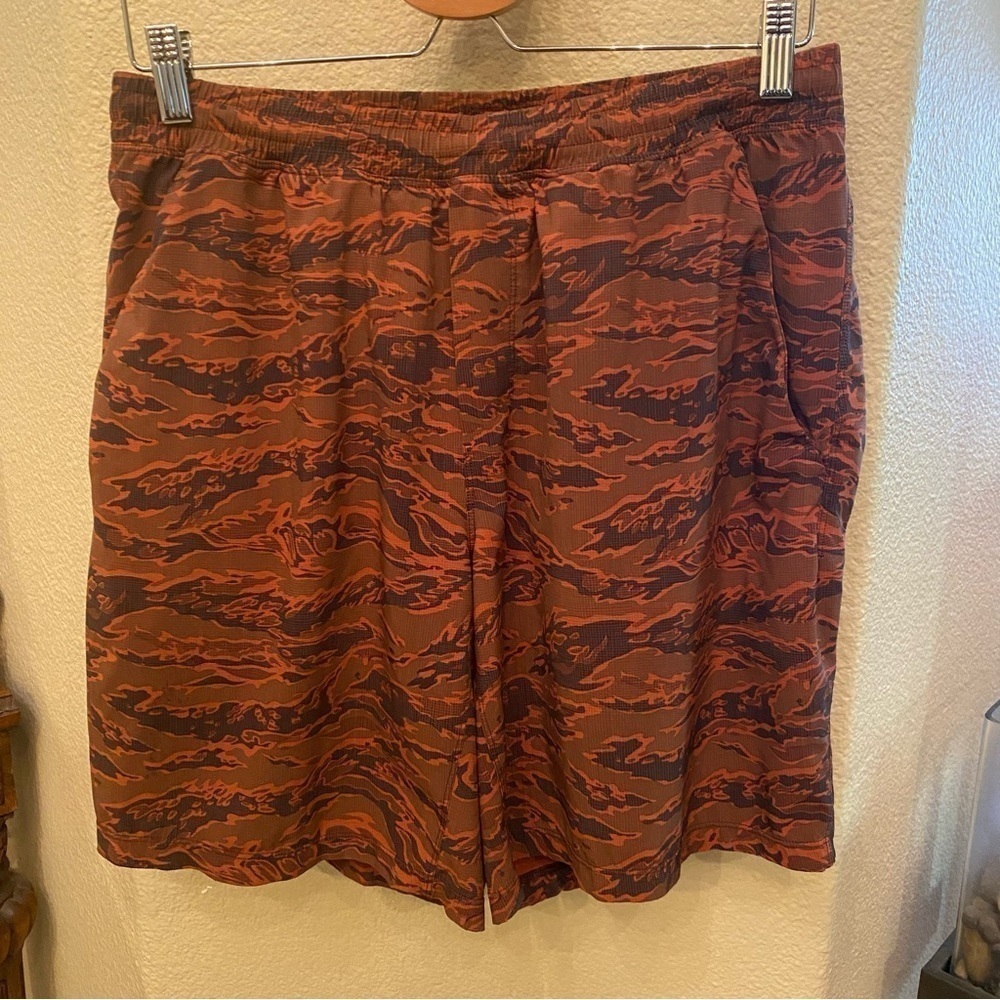 LULULEMON Men Pacebreaker 9” Animal Print Athletic Lined Shorts Size Large